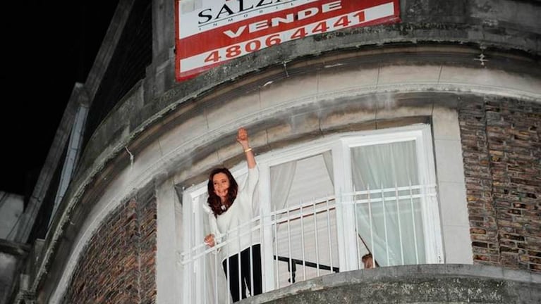 Cristina en el balcón de su casa en la calle Juncal y Uruguay.