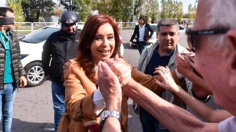 Cristina en Ezeiza, antes de viajar.