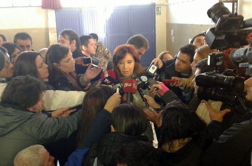 Cristina enfrentó a los periodistas tras votar en Río Gallegos. FOTO: La Nación.