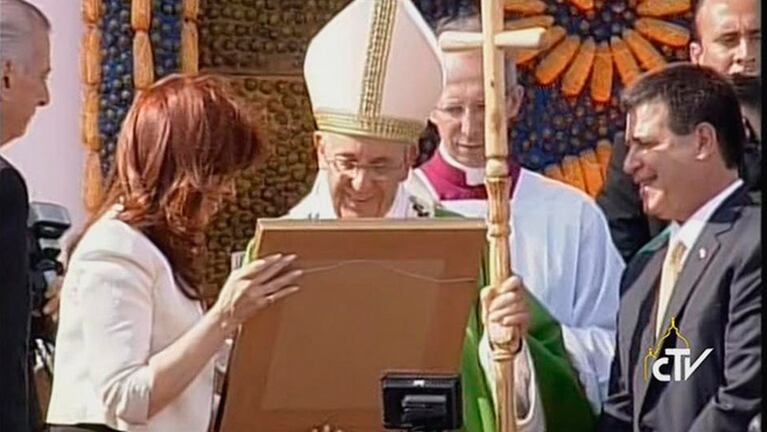 Cristina estuvo con Francisco y le regaló un cuadro