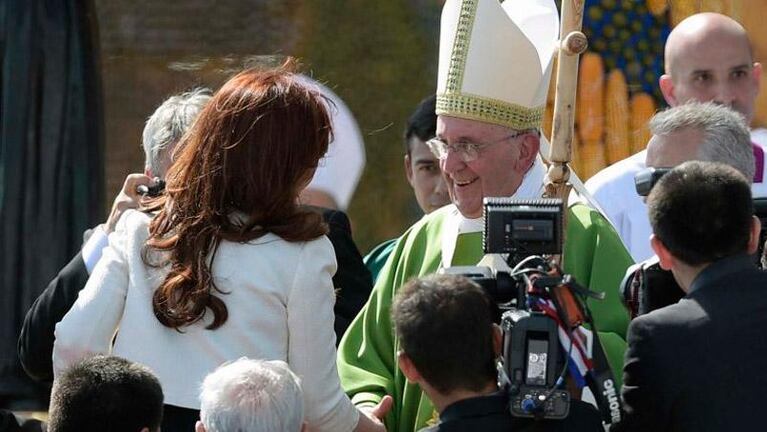 Cristina estuvo con Francisco y le regaló un cuadro