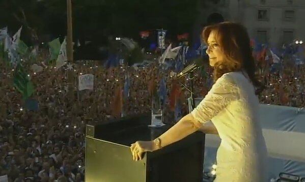 Cristina habló ante una multitud en la Plaza de Mayo. 