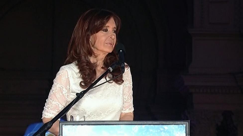 Cristina habló ante una multitud en la Plaza de Mayo. 