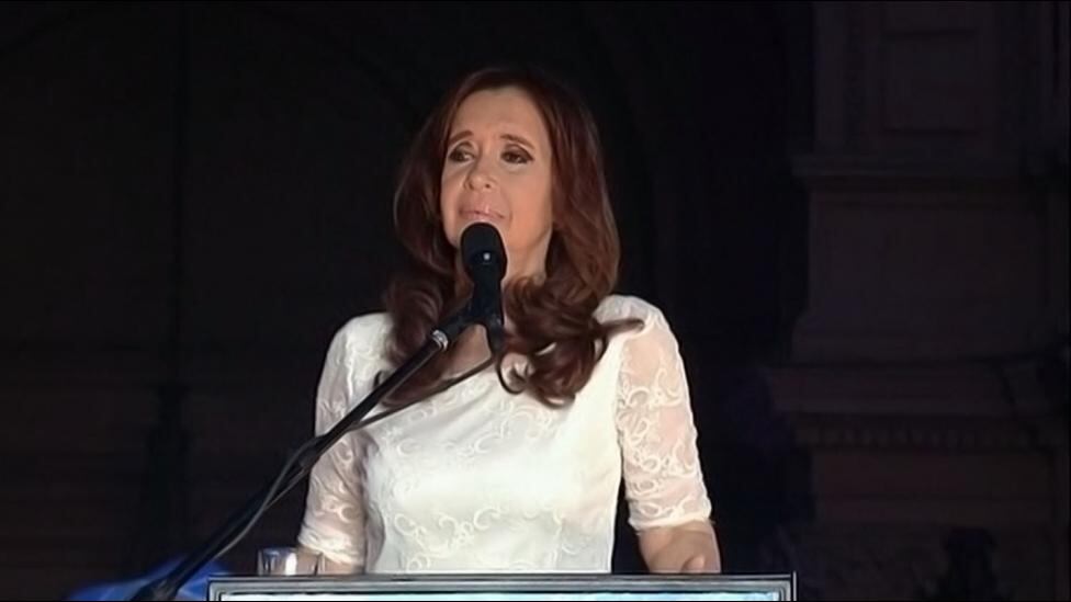 Cristina habló ante una multitud en la Plaza de Mayo. 