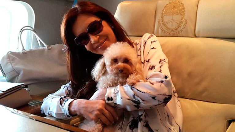Cristina junto a su perra Lolita, en uno de sus viajes.