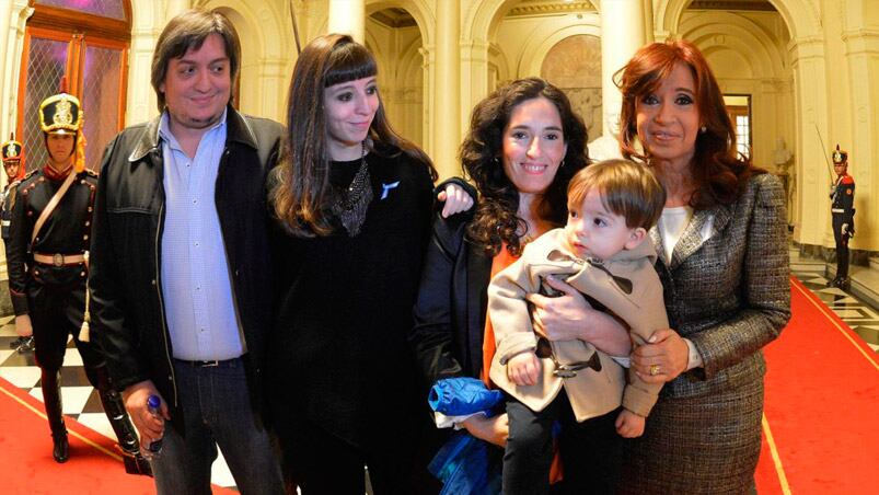 Cristina junto a sus dos hijos, su nuera y su primer nieto. 