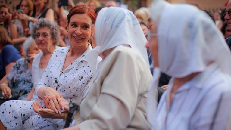 Cristina Kirchner acompañó a las Madres de Plaza de Mayo.