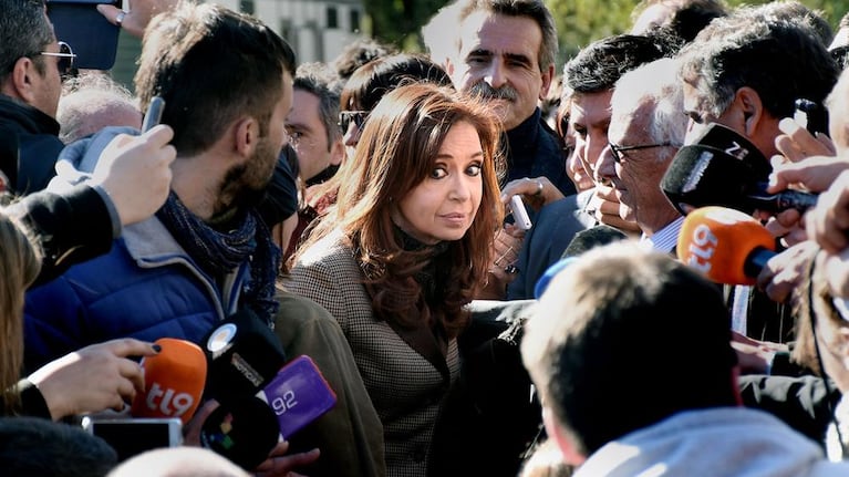 Cristina Kirchner, al salir ayer de tribunales. 