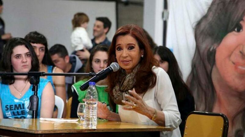 Cristina Kirchner con estudiantes secundarios en la Universidad Tecnológica de Avellaneda.