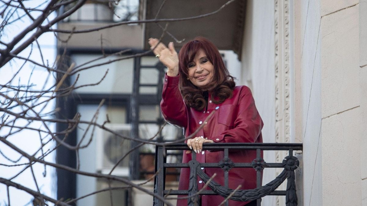 Cristina Kirchner en el balcón de su casa.