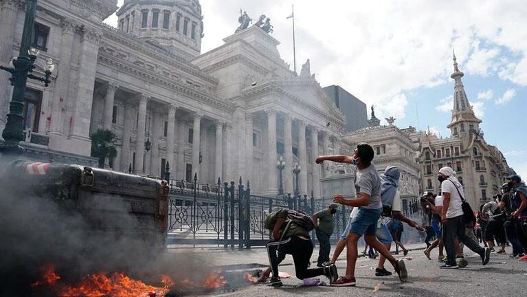 Cristina Kirchner mostró el ataque a su despacho y cuestionó al FMI: “Otra vez, inmensa pena”