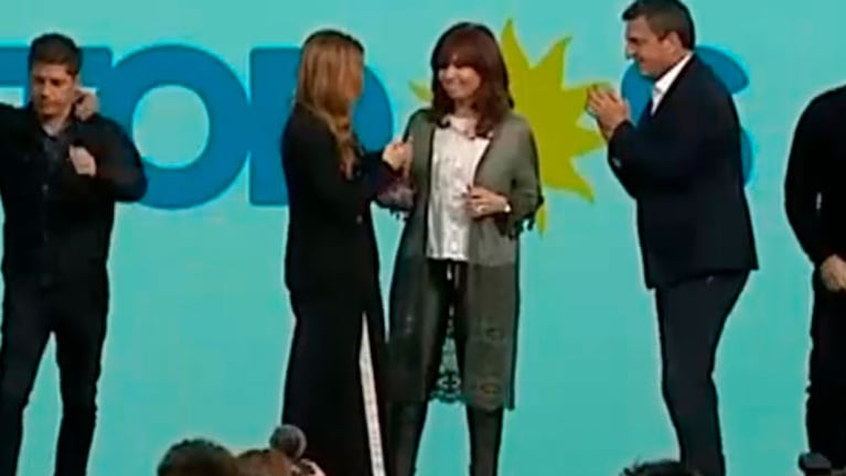 Cristina Kirchner quedó rígida ante el saludo de Tolosa Paz.