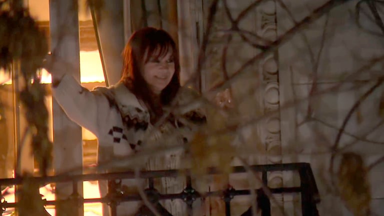 Cristina Kirchner saludó desde el balcón de su departamento en Constitución.