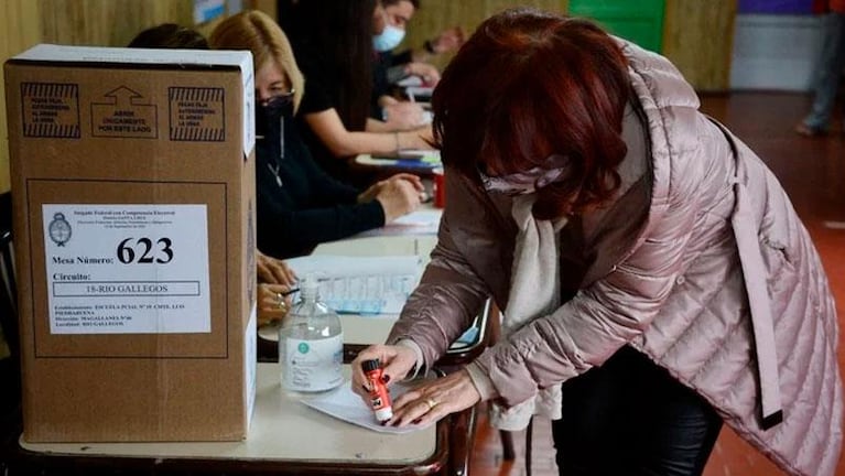 Cristina Kirchner votó en Río Gallegos y regresará a Buenos Aires antes de los resultados