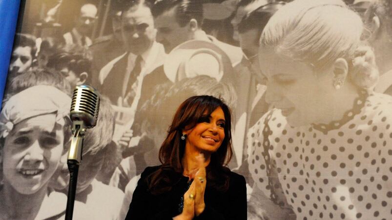 Cristina Kirchner y Eva Perón, en un libro de juegos para chicos.