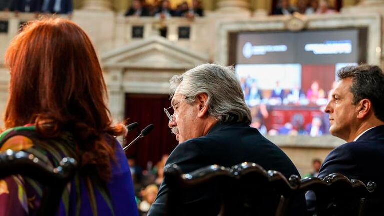 Cristina Kirchner y Sergio Massa acompañaron a Fernández en el discurso en el Congreso.