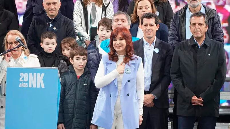 Cristina secundada por Máximo, Massa y Wado de Pedro. 