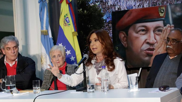 Cristina volvió a Capital Federal para el homenaje a Hugo Chavez.