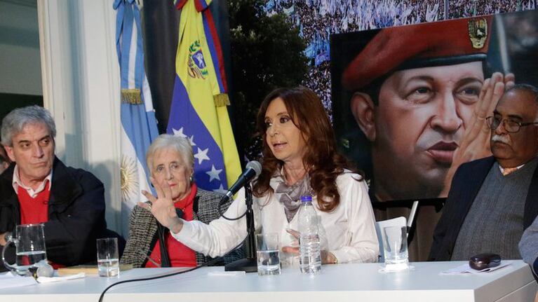 Cristina volvió a Capital Federal para el homenaje a Hugo Chavez.