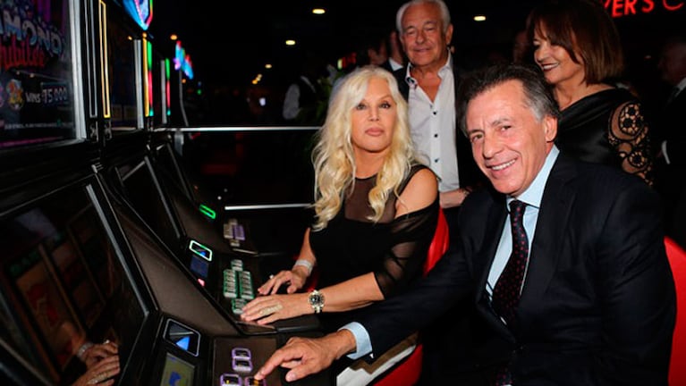 Cristóbal López, junto a Susana Giménez, en uno de sus casinos.