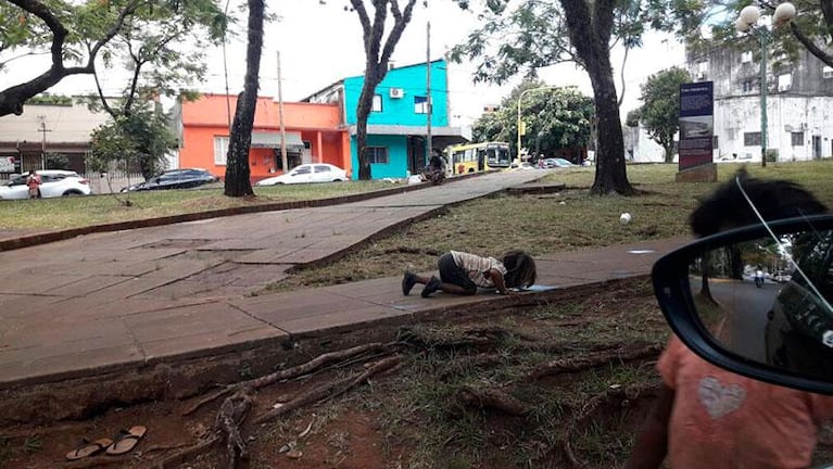 Cruda realidad: una nena tomó agua de un charco en el suelo