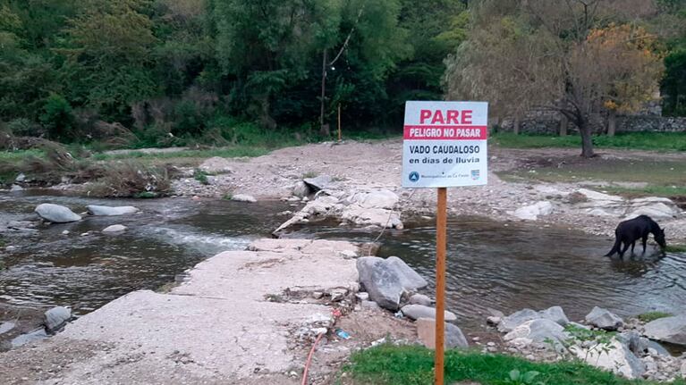 Cruzar el vado, una tarea de riesgo. Foto: La Estafeta online.