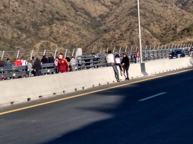 Cruzar por la ruta y saltar el muro, una de las infracciones más comunes en el flamante puente.