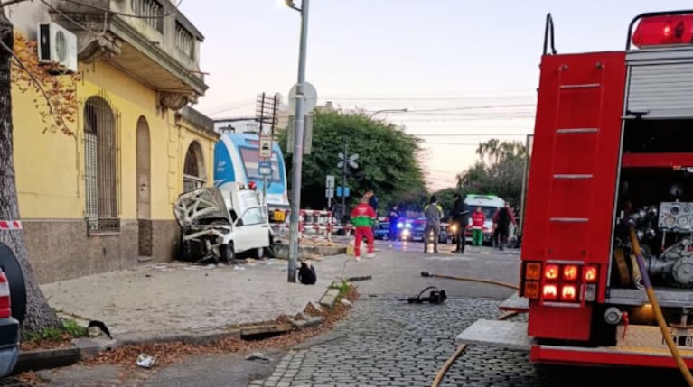 Cruzaron las vías con la barrera baja y el tren Sarmiento los atropelló: murió un hombre y otro está gravísimo