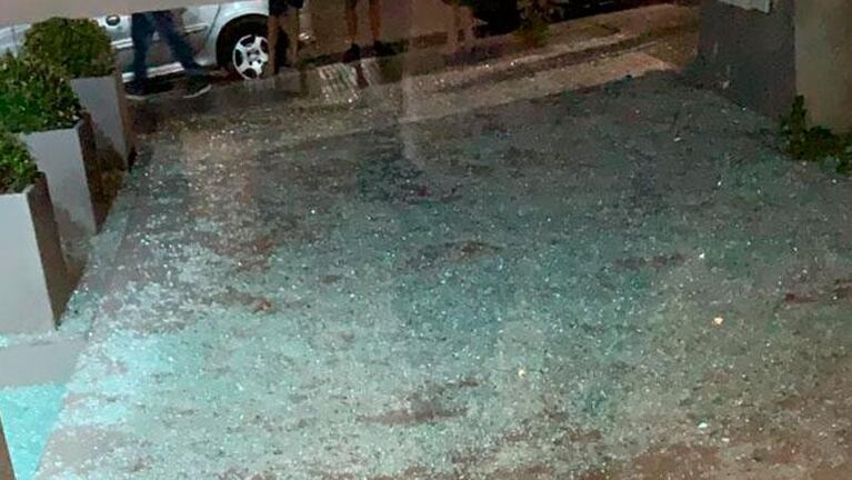 Cruzó de un balcón a otro y cayeron más de la mitad de los vidrios del frente del edificio