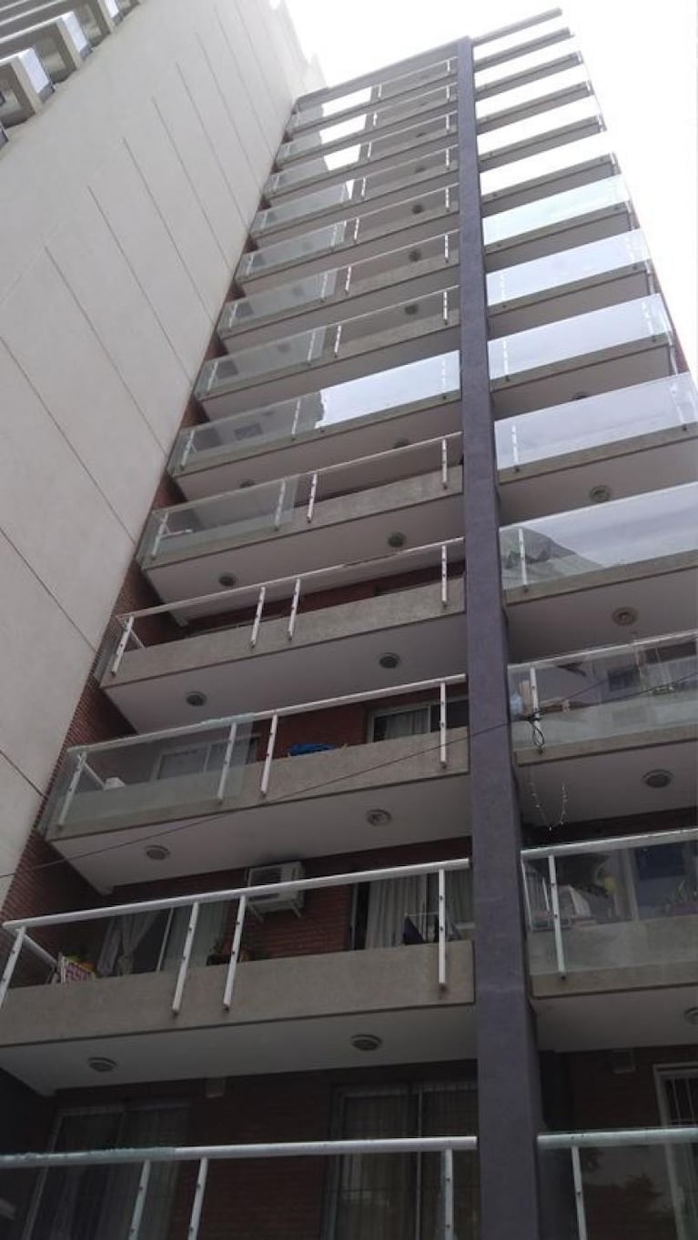 Cruzó de un balcón a otro y cayeron más de la mitad de los vidrios del frente del edificio