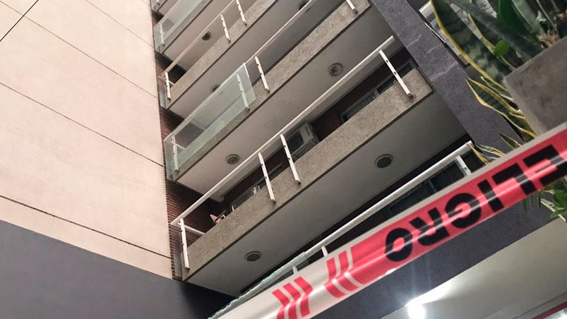 Cruzó de un balcón a otro y cayeron más de la mitad de los vidrios del frente del edificio