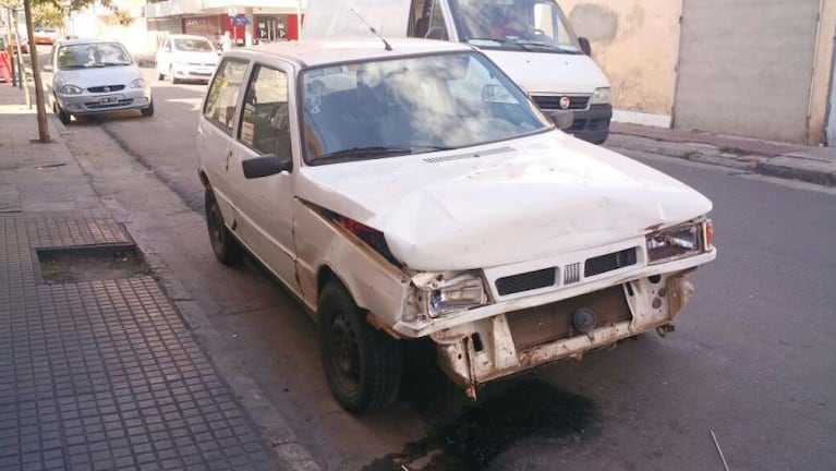 Cruzó en rojo, chocó a otro auto, atropelló a un peatón y se dio vuelta