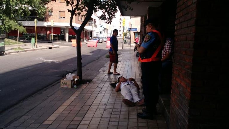 Cruzó en rojo, chocó a otro auto, atropelló a un peatón y se dio vuelta