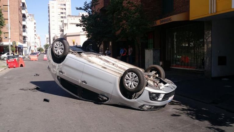 Cruzó En Rojo Chocó A Otro Auto Atropelló A Un Peatón Y Se Dio Vuelta Eldoce 