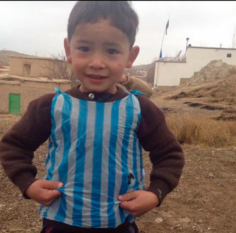 ¿Cuál es el nene de la camiseta de Messi hecha con una bolsa?