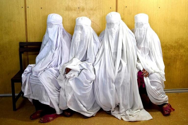 Cuáles son las obligaciones y castigos más crueles de los talibanes hacia las mujeres
