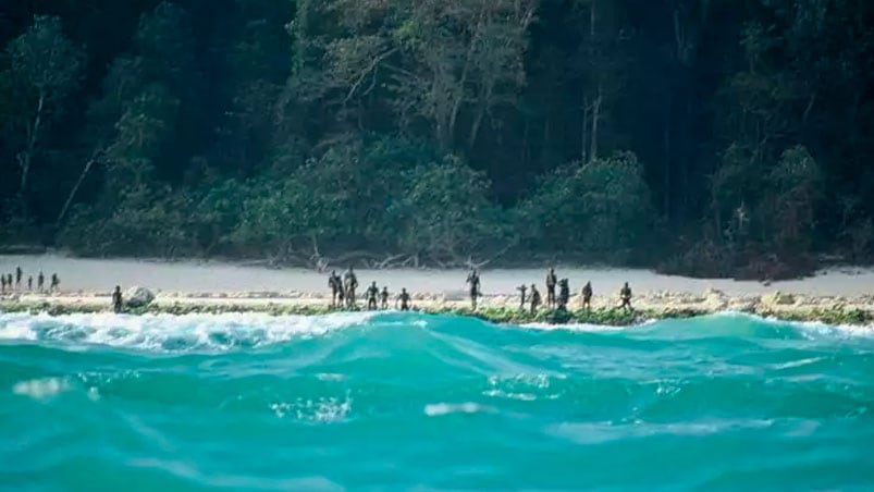 Cuando alguien se acerca a la misteriosa isla, los habitantes sacan sus arcos y flechas. / Foto: Christian Caron