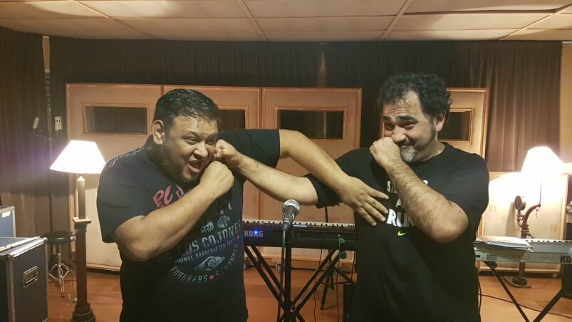 Cuando la dupla canta, sus clásicos emocionan a toda una generación.