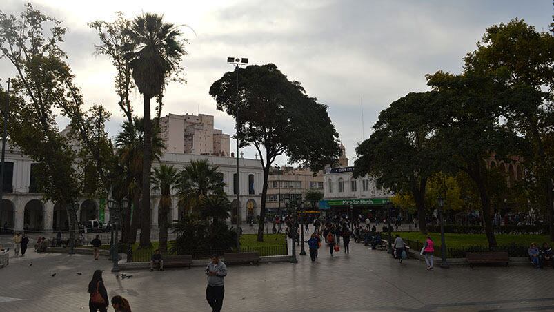 Cuando se va la gente, las ratas toman la plaza.