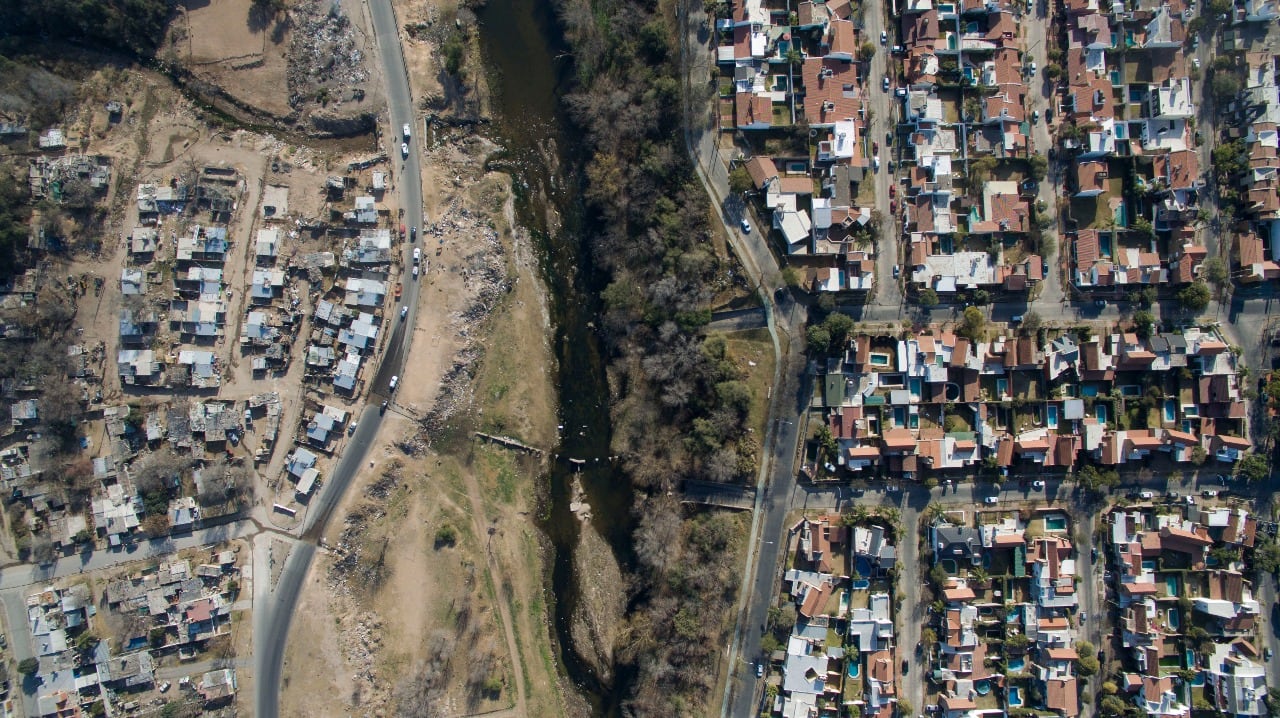 Cuando sólo una calle separa dos realidades. / Foto: Lucio Casalla ElDoce.tv