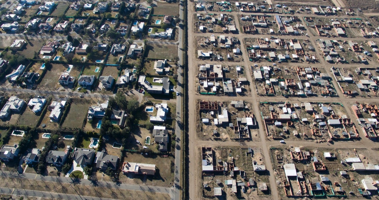 Cuando sólo una calle separa dos realidades. / Foto: Lucio Casalla ElDoce.tv