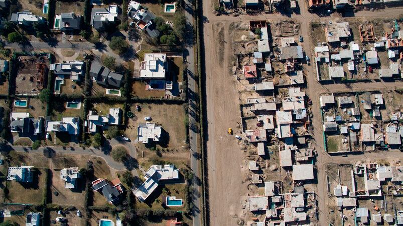 Cuando sólo una calle separa dos realidades. / Foto: Lucio Casalla ElDoce.tv