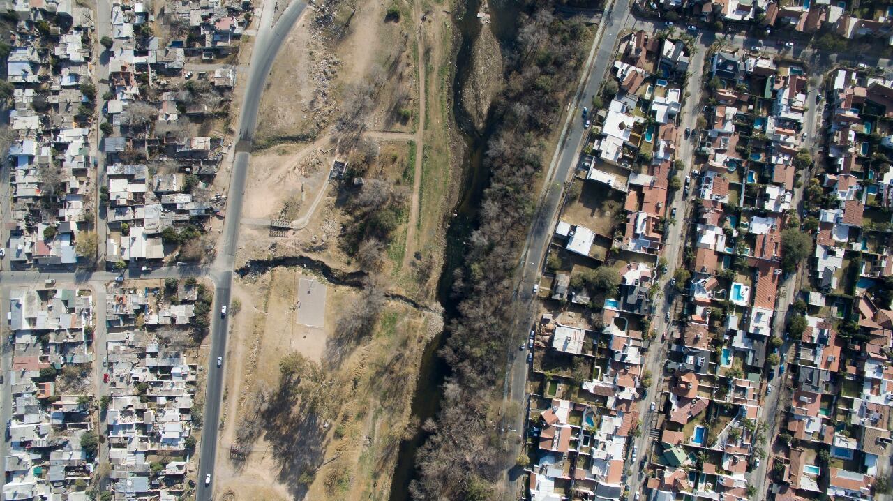 Cuando sólo una calle separa dos realidades. / Foto: Lucio Casalla ElDoce.tv