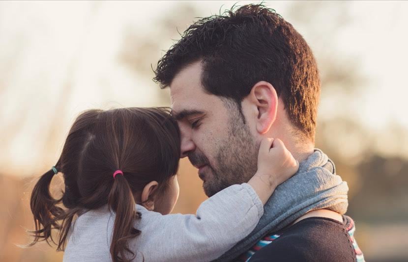 Cuando una niña llama a su padre, este corre más rapido que si lo llamara su niño.