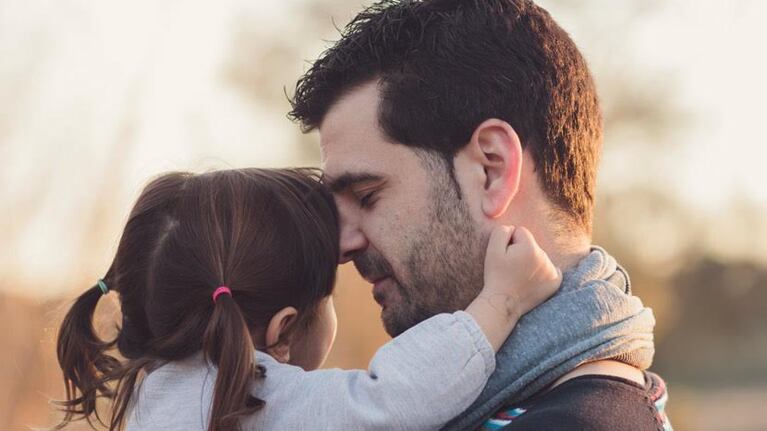Cuando una niña llama a su padre, este corre más rapido que si lo llamara su niño.