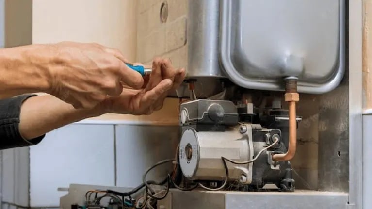 Cuánto cobra un gasista matriculado en abril en Córdoba: los precios antes de que llegue el frío