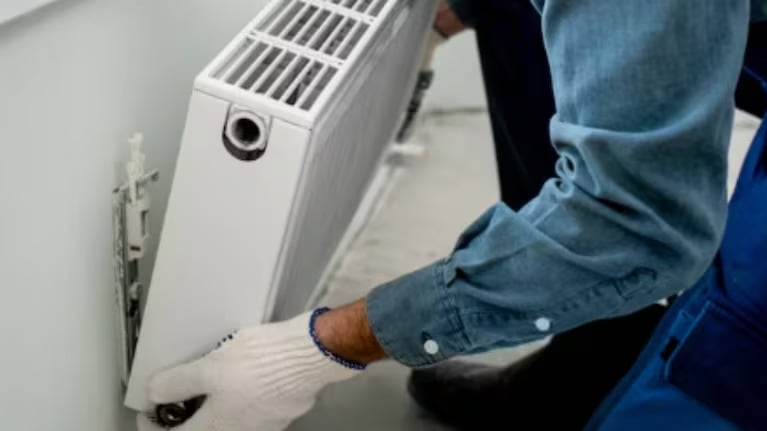 Cuánto cobra un gasista matriculado en abril en Córdoba: los precios antes de que llegue el frío