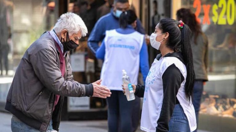 Cuarentena: voluntarios del COE realizan acciones de prevención en el centro de Córdoba