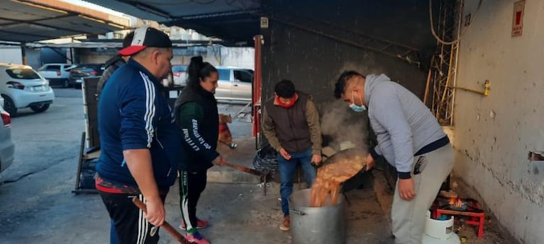 Cuarteteros solidarios: dan de comer a personas en la calle