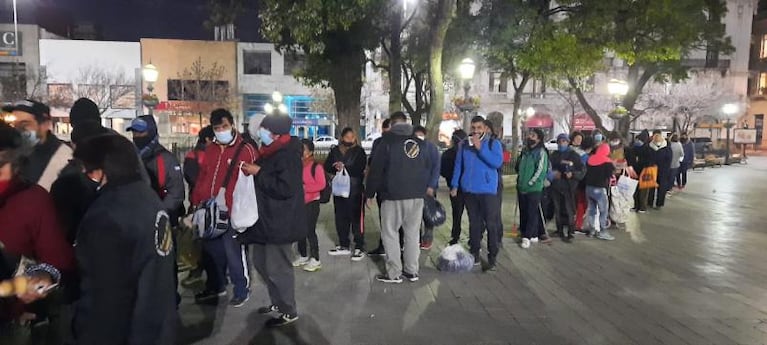 Cuarteteros solidarios: dan de comer a personas en la calle